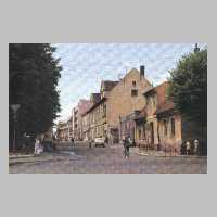 105-1486 Tapiau 1990. Die Nordseite des Marktes von der Ecke Schleusenstrasse in Richtung Kirche gesehen..jpg